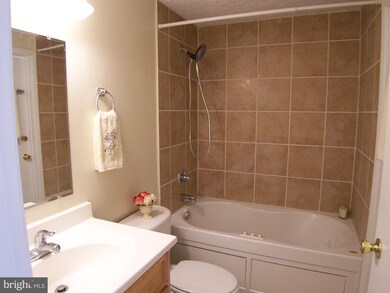 8445 Sugar Creek Ln, Springfield, VA 22153 - photo 7