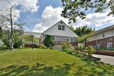 8601 Marengo St, Hollis, NY 11423 - photo 4