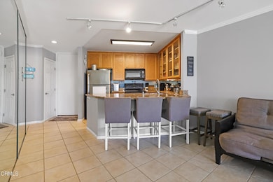 Kitchen & breakfast bar