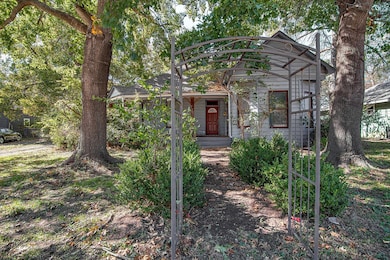 735 N Robinson St, Cleburne, TX 76031 - photo 3