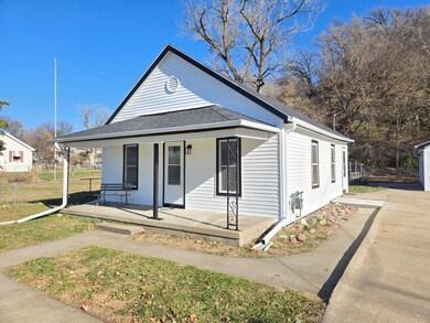 1433 N 8th St, Council Bluffs, IA 51503 - photo 2