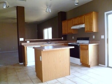 Convenient Kitchen w/island/breakfastbar