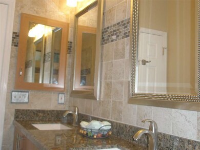 duel sinks in guest bath upgraded mirors