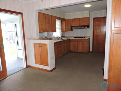 Eat-in kitchen with gas range top & wall oven; ope