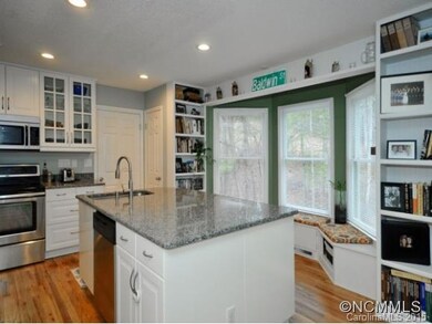 Brand new Kitchen w HW floors
