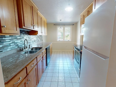 32 Upper Pattagansett Rd unit 8, East Lyme, CT 06333 - photo 4