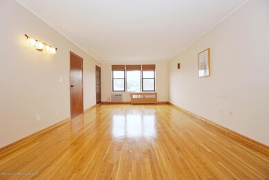 (7) LIVING ROOM