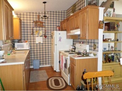 COMPACT UPDATED KITCHEN