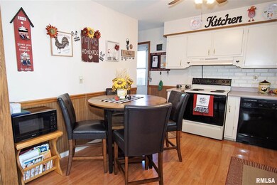 621 Denver St, Lincoln, IL 62656 - photo 2