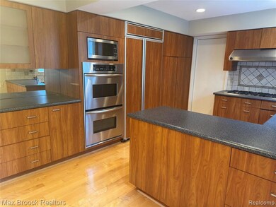 3200 Hartslock Woods Dr, West Bloomfield, MI 48322 - photo 6