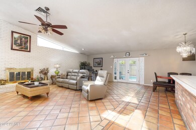 Great room w/ Fireplace