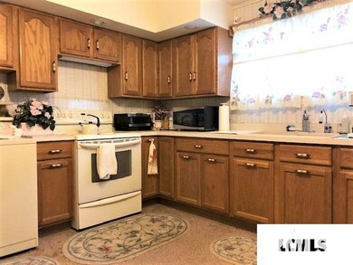 624 Decatur St, Lincoln, IL 62656 - photo 2