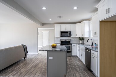 Great layout, easy to cook in. Lots of counter space and the granite is gorgeous!! 