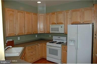 Lakeland Ridge Condominiums unit 210, Gaithersburg, MD 20878 - photo 2