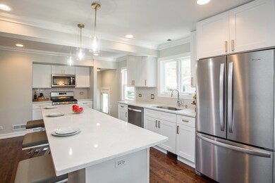Gourmet Kitchen With Island / Breakfest Bar. 