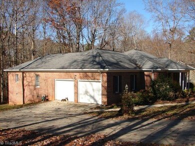 3129 Creekridge Dr, Asheboro, NC 27205 - photo 2