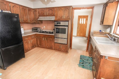 Great workable kitchen with eat in area.