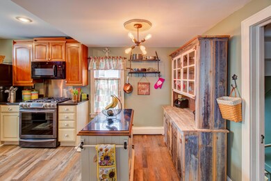 218 e 3rd breakfast room