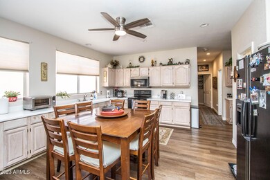 Large Kitchen w/Lots of Cabinets