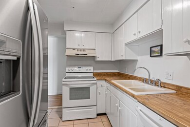 100 Kennedy Dr unit 19, South Burlington, VT 05403 - photo 5