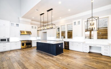 Breakfast area and built-in desk