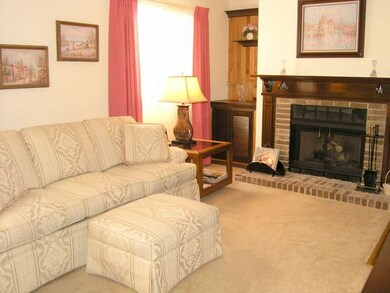 738 Devonshire Ln, Wheaton, IL 60189 - photo 4