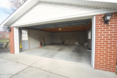 5805 Bucks Ln, Louisville, KY 40291 - photo 3