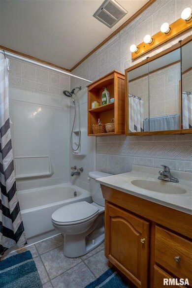 2230 W 55th St, Davenport, IA 52806 - photo 7