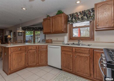 1626 W 44th Ct, Davenport, IA 52806 - photo 4