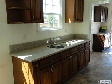 New Kitchen Cabinets & Granite.