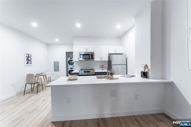 10 Commerce Ct unit 2E, Newark, NJ 07102 - photo 2