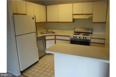 7829 Enola St unit 203, McLean, VA 22102 - photo 5