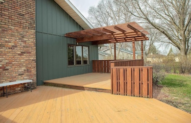 1306 Olympic Dr, Waterloo, IA 50701 - photo 2