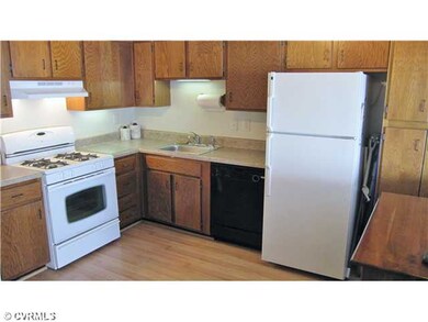 Kitchen - Gas cooking and plenty of cabinet space.