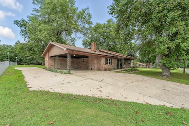 211 Adams St N, Mena, AR 71953 - photo 2