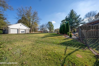 9323 Fern Bluff Ln, Louisville, KY 40229 - photo 2