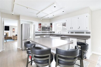 3310 Southern Hills Dr, Des Moines, IA 50321 - photo 4