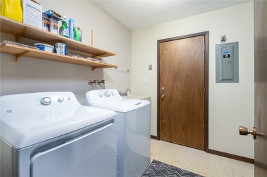 5703 Golden Ct NE unit 34, Cedar Rapids, IA 52402 - photo 7