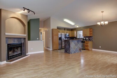 Kitchen w/Breakfast Bar, SS Appliances