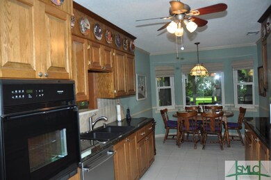 Kitchen & Breakfast Area