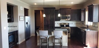 Kitchen w/ hardwood floors and Granite Countertops