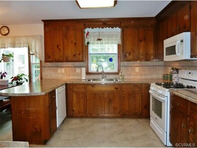 Kitchen - updated with NEW counters, NEW tile back