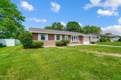 811 N Blackhoof St, Wapakoneta, OH 45895 - photo 3