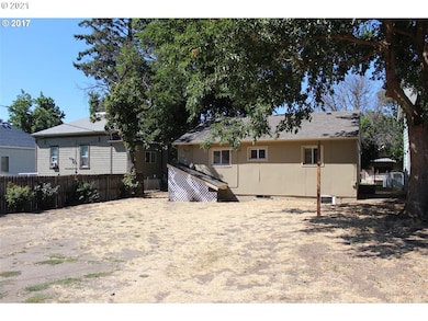 818 E 11th St, the Dalles, OR 97058 - photo 2