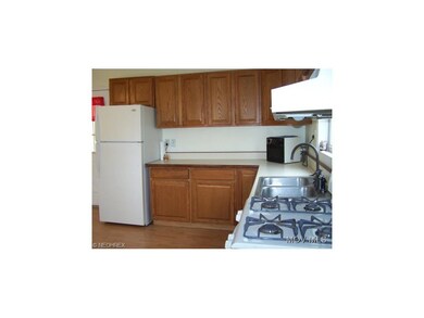 Spacious updated kitchen w/app
