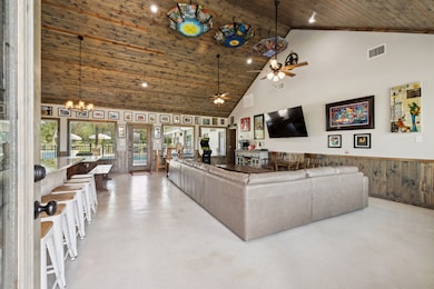 New Orleans themed decor includes live art!