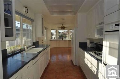Lovely Kitchen w/Breakfast Nook