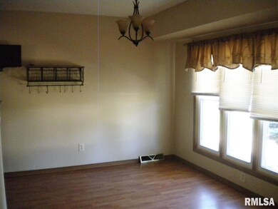 6411 N Howell St, Davenport, IA 52806 - photo 6