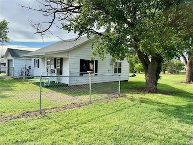 321 E Ninth St, Leedey, OK 73654 - photo 5