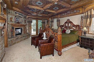 4 bedrooms with Venetian plaster, custom stone & w